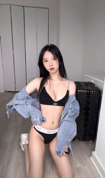 美女被挠痒痒